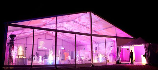 Extérieur design d'une tente rigide pour un événement d'entreprise mélange de lumières, de son et d'un écran géant
