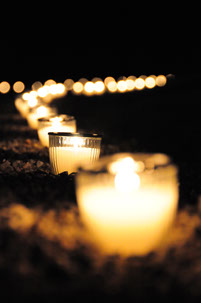 Ambiance extérieur chemin de bougie dans la nuit