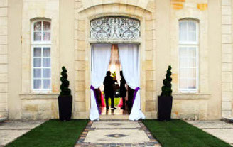 Entrée d'un événement d'entreprise par la porte d'un château