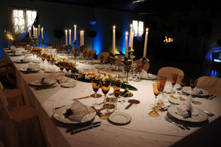 Décoration baroque avec des chandeliers d'une longue table