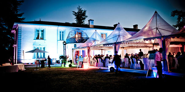 Organisation d'un événement important, en extérieur avec des ambiances lumières devant le château