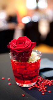 Décoration de table pour un mariage sur le thème de la Rose