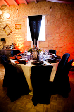 Décoration de salle et de table noir et rouge un ensemble très élégant