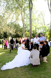 Mariée assise dans un parc avec sa famille